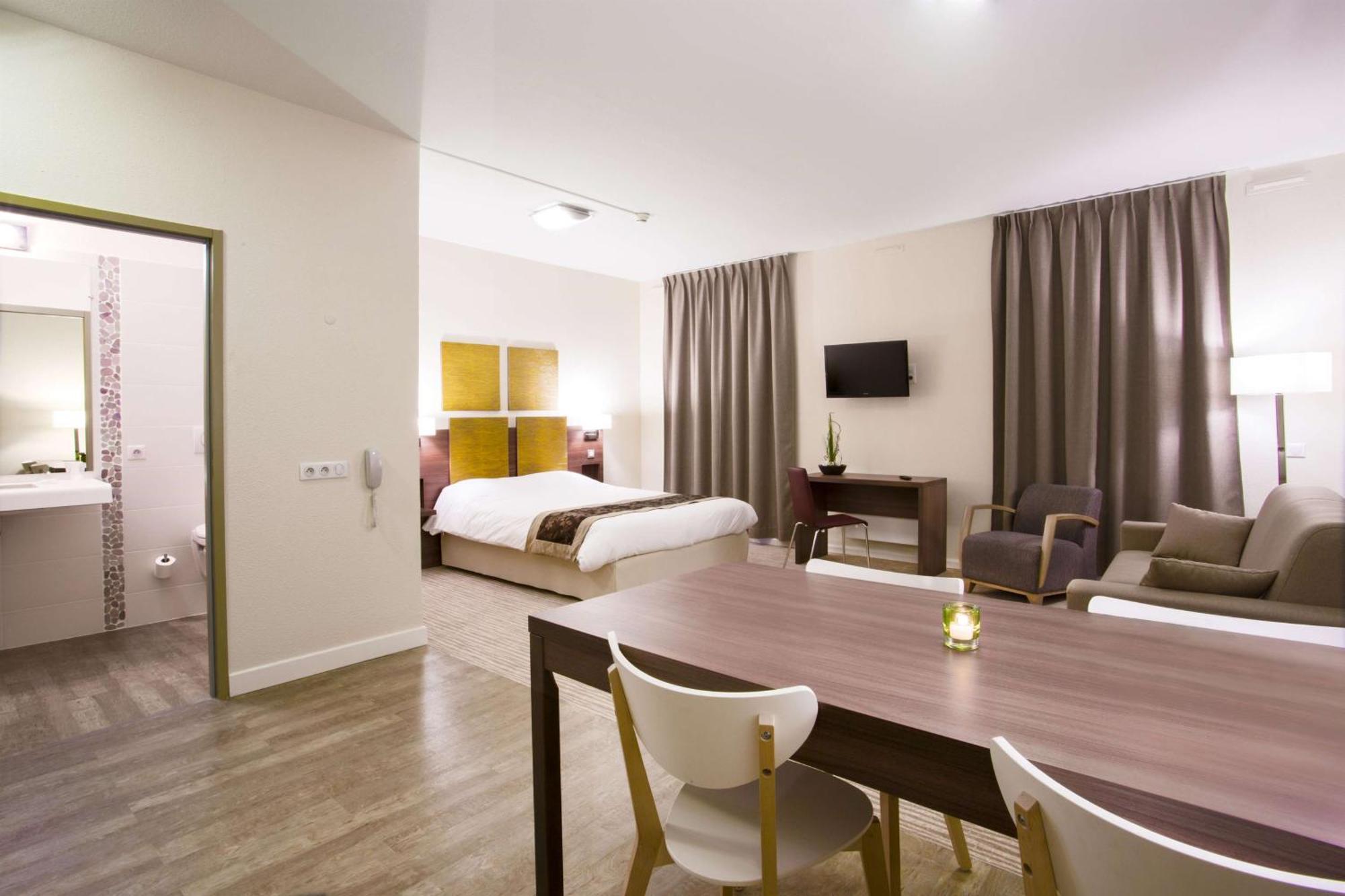 Kyriad Chambery Centre - Hotel Et Residence Zewnętrze zdjęcie